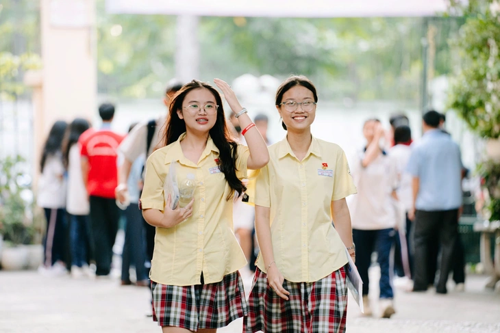 Thí sinh thi rạng rỡ đi thi vào lớp 10 ở TP.HCM - Ảnh 1. lớp 10 - Ảnh 1.