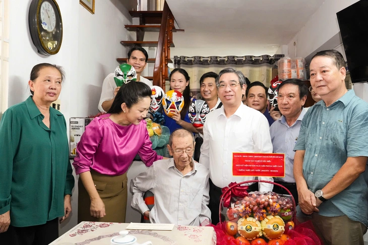 Đoàn lãnh đạo TP.HCM thăm nghệ sĩ Đinh Bằng Phi, Thanh Tuấn - Ảnh 1. NSND Thanh Tuấn hát cải lương khi đón đoàn lãnh đạo TP.HCM đến thăm - Ảnh 1.