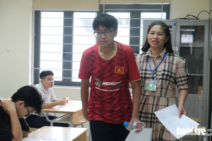 Gần 104.000 học sinh Hà Nội làm thủ tục dự thi lớp 10, nhiều em đến nhầm điểm thi - Ảnh 2.