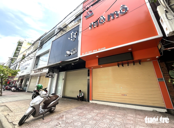 Hàng loạt cửa hàng đồ hiệu ở trung tâm Nha Trang đóng cửa trong cao điểm kiểm tra hàng giả - Ảnh 1. Nha Trang - Ảnh 1.