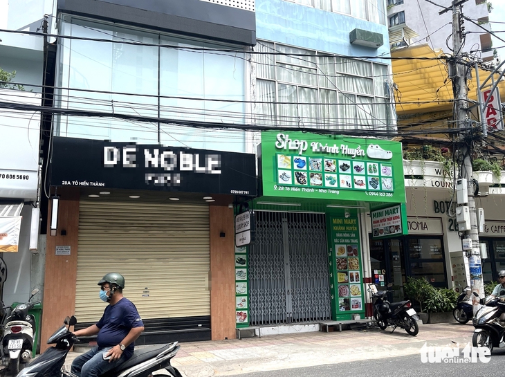 Hàng loạt cửa hàng đồ hiệu ở trung tâm Nha Trang đóng cửa trong cao điểm kiểm tra hàng giả - Ảnh 5. Nha Trang - Ảnh 5.