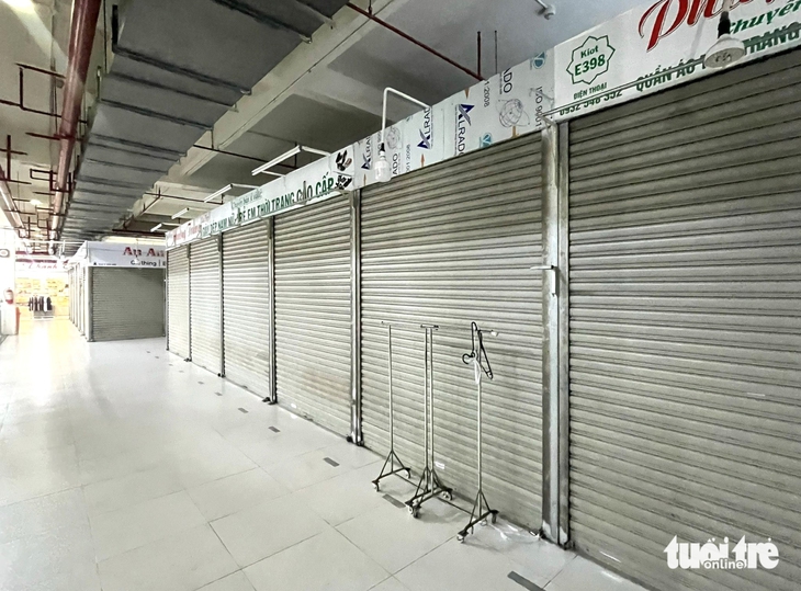 Hàng loạt cửa hàng đồ hiệu ở trung tâm Nha Trang đóng cửa trong cao điểm kiểm tra hàng giả - Ảnh 7. Hàng loạt cửa hàng đồ hiệu ở trung tâm Nha Trang đóng cửa trong cao điểm kiểm tra hàng giả - Ảnh 7.