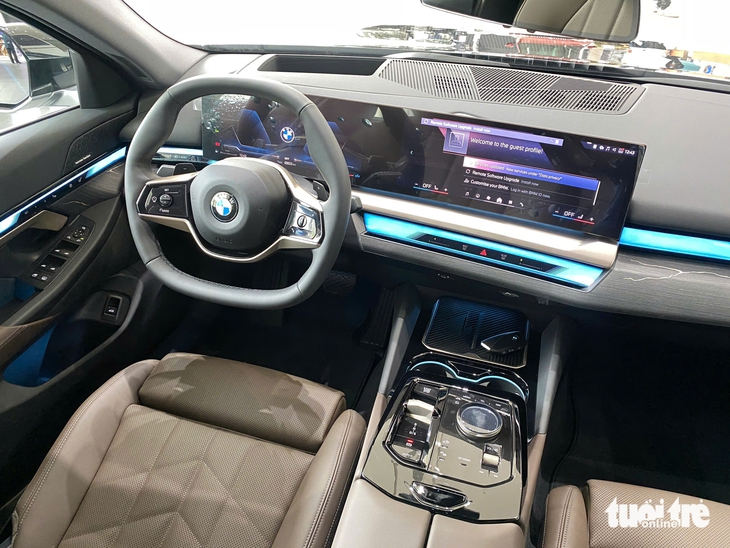 BMW 5 Series - Ảnh 8.