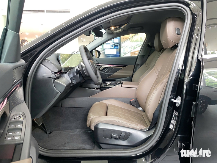 BMW 5 Series - Ảnh 12.