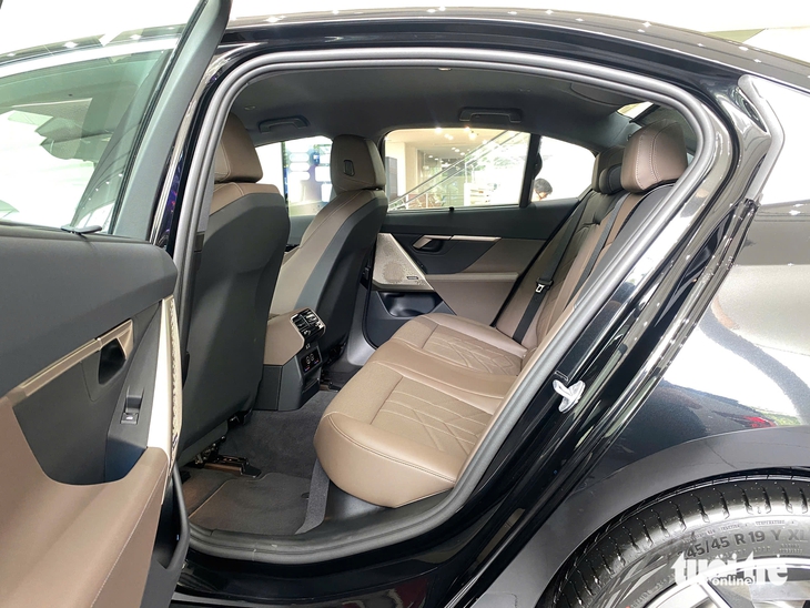 BMW 5 Series - Ảnh 13.