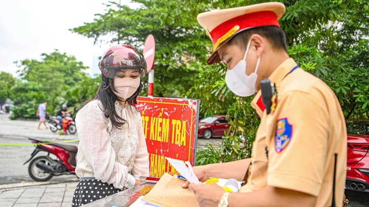 Xử phạt xe máy leo lề: xin chừa - Ảnh 3.