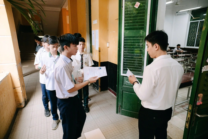 lớp 10 - Ảnh 2.