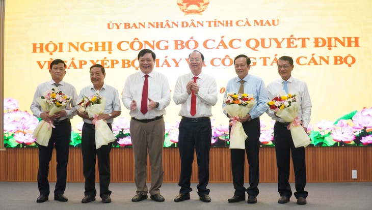 Cho 225 cán bộ ở Cà Mau nghỉ việc, nghỉ hưu trước tuổi - Ảnh 1.