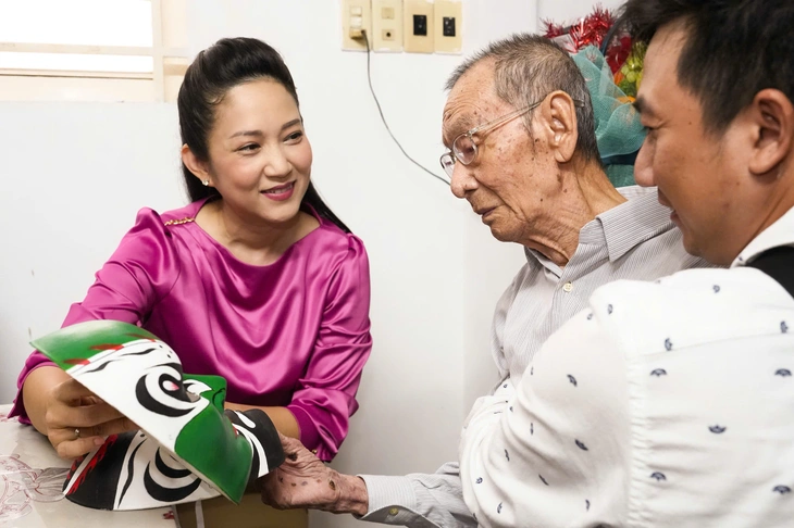 Đoàn lãnh đạo TP.HCM thăm nghệ sĩ Đinh Bằng Phi, Thanh Tuấn - Ảnh 2. Ủy ban Mặt trận Tổ quốc Việt Nam TP.HCM - Ảnh 2.