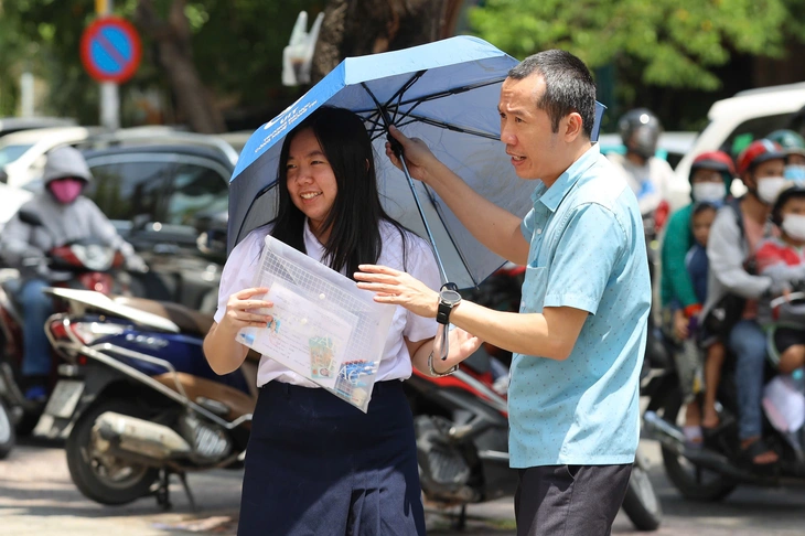 Đề thi môn tiếng Anh kỳ thi vào lớp 10 TP.HCM - Ảnh 1. Thí sinh reo vui với đề tiếng Anh thi vào lớp 10 TP.HCM - Ảnh 11.
