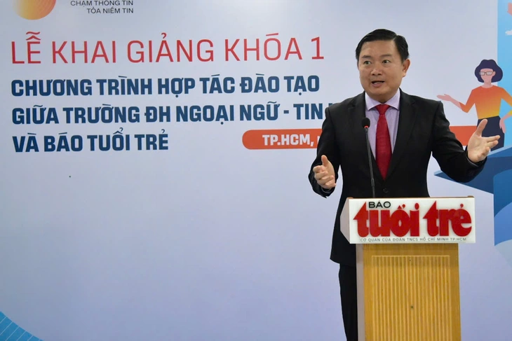 Báo Tuổi Trẻ đào tạo chuyên sâu nghiệp vụ báo chí truyền thông quốc tế cho sinh viên HUFLIT - Ảnh 2.