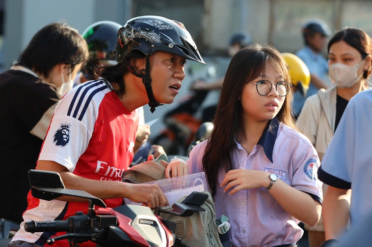 Hơn 73.000 thí sinh TP.HCM bắt đầu thi môn đầu tiên vào lớp 10 - Ảnh 8. lớp 10 - Ảnh 8.