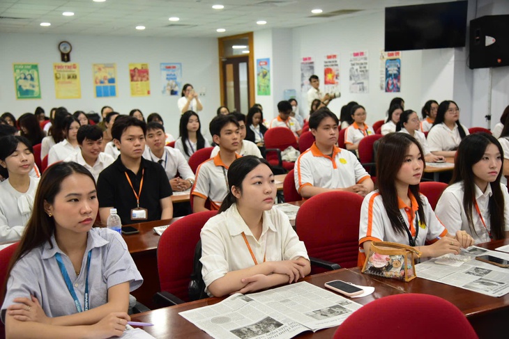 Báo Tuổi Trẻ đào tạo chuyên sâu nghiệp vụ báo chí truyền thông quốc tế cho sinh viên HUFLIT - Ảnh 6.