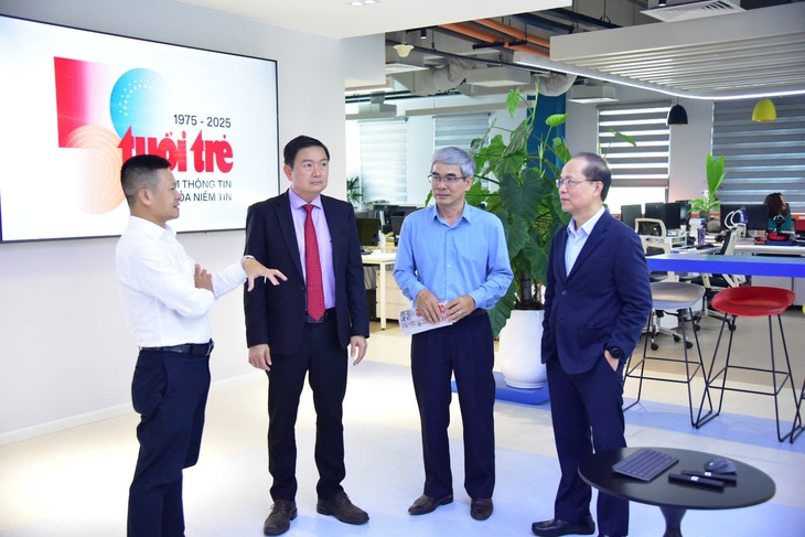 Báo Tuổi Trẻ đào tạo chuyên sâu nghiệp vụ báo chí truyền thông quốc tế cho sinh viên HUFLIT - Ảnh 7.