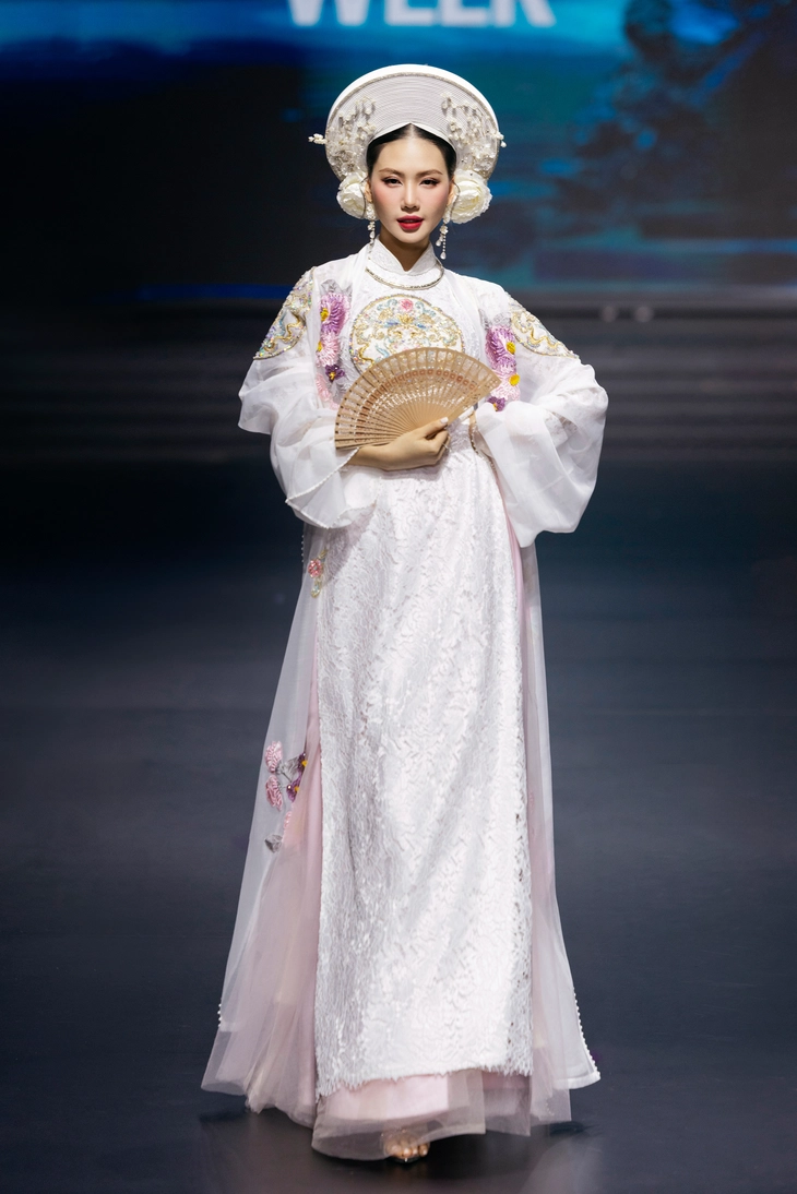 Hoa hậu Bùi Quỳnh Hoa nhảy hầu đồng trong thiết kế của Cao Minh Tiến - Ảnh 1. Bùi Quỳnh Hoa - Ảnh 1.