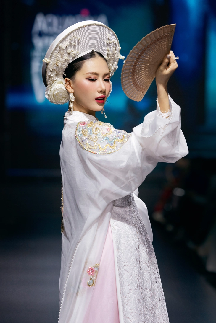 Hoa hậu Bùi Quỳnh Hoa nhảy hầu đồng trong thiết kế của Cao Minh Tiến - Ảnh 2. Hoa hậu Bùi Quỳnh Hoa 'nhập đồng' khi diễn thời trang Thoải mộng - Ảnh 2.