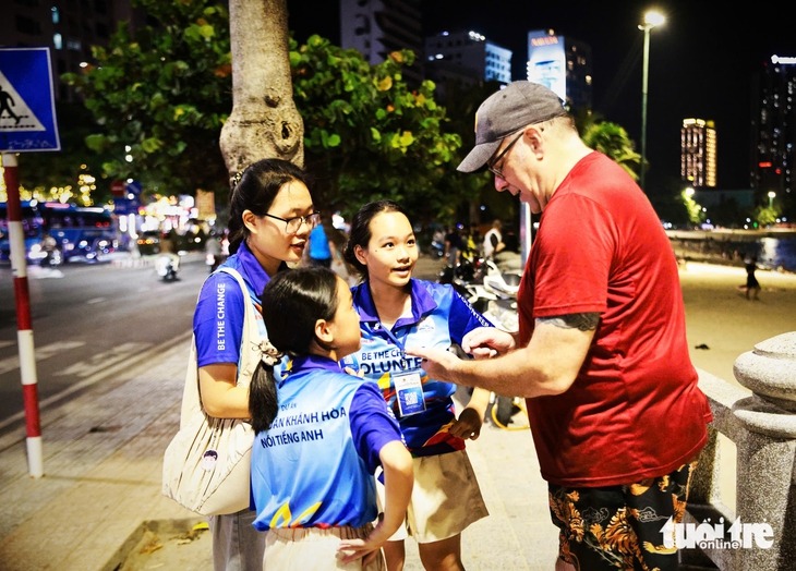 Những bạn trẻ làm hướng dẫn viên miễn phí cho du khách Nha Trang - Ảnh 2. Những bạn trẻ làm hướng dẫn viên miễn phí cho du khách Nha Trang - Ảnh 2.