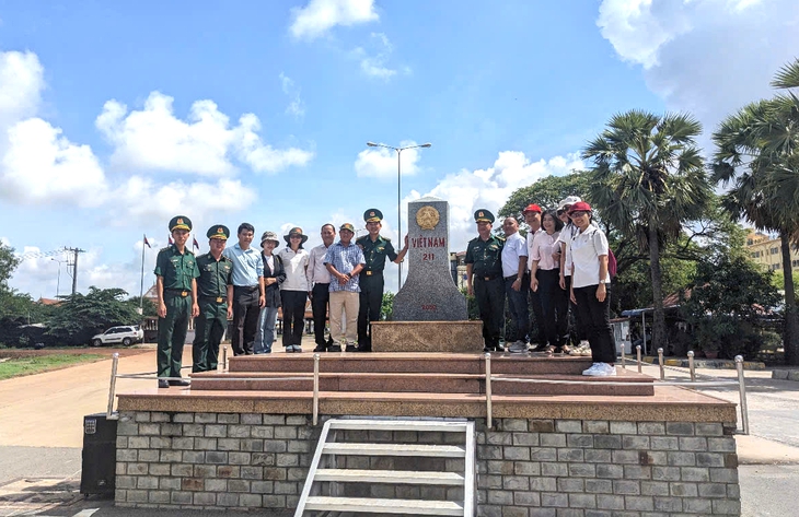 Khảo sát đưa cột mốc, cửa khẩu vào tour du lịch TP.HCM đi biên giới Tây Nam Khảo sát đưa cột mốc, cửa khẩu vào tour du lịch TP.HCM đi biên giới Tây Nam