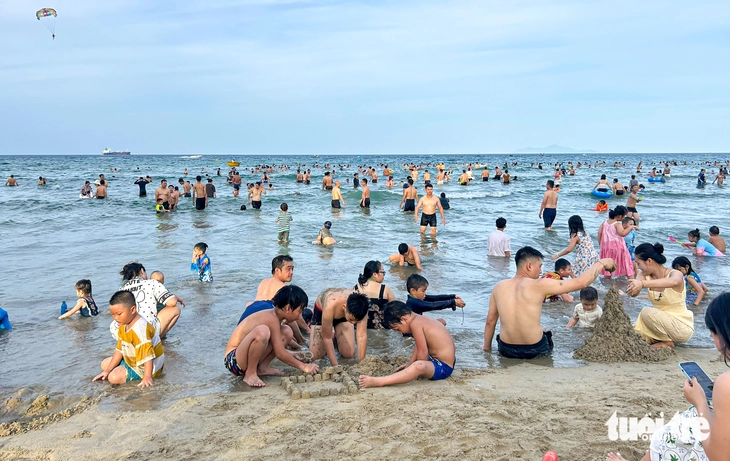tắm biển - Ảnh 2.