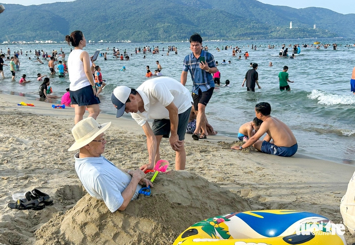 tắm biển - Ảnh 5.
