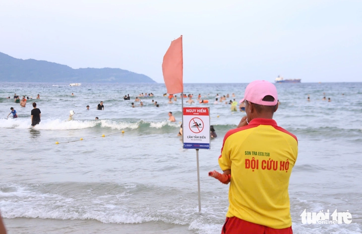 Bãi biển 'đẹp nhất hành tinh' đông nghịt với người dân tránh nóng - Ảnh 6.