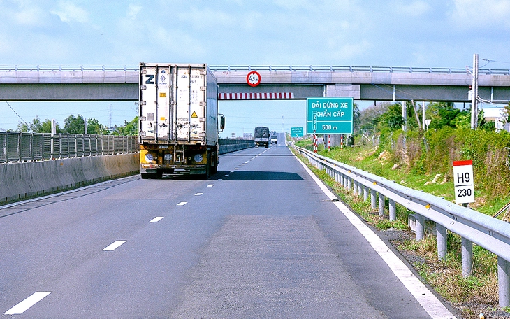 Quảng cáo bẩn trên cao tốc Vĩnh Hảo – Phan Thiết, còn thách thức ngược - Ảnh 4.