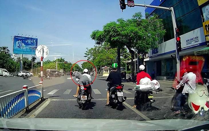 Tài xế 2 lần vượt đèn đỏ để cứu người, được công an biểu dương - Ảnh 3.