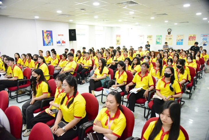 Sinh viên Trường đại học Cửu Long học 'Làm báo cùng Tuổi Trẻ' - Ảnh 6.