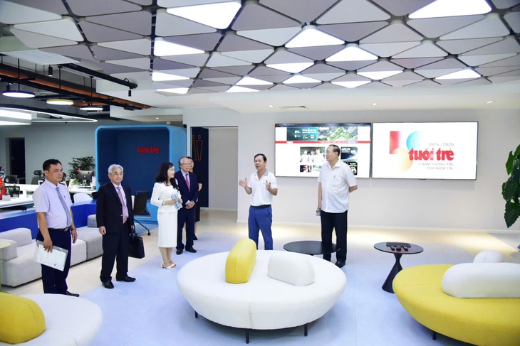 Sinh viên Trường đại học Cửu Long học 'Làm báo cùng Tuổi Trẻ' - Ảnh 4.