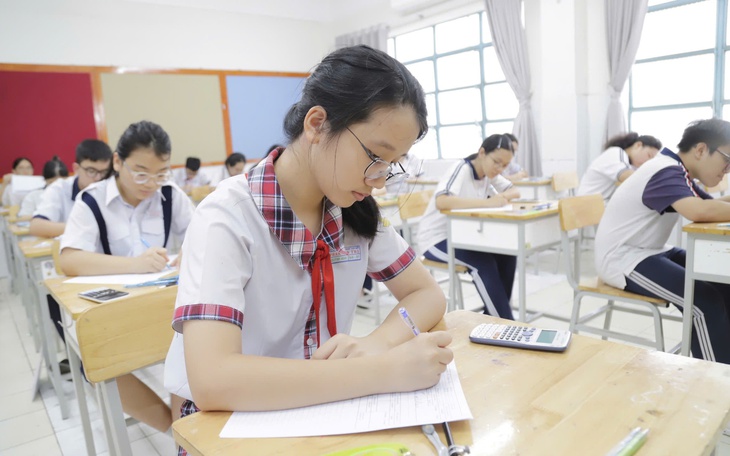 Bài giải 24 mã đề môn tiếng Anh thi lớp 10 Hà Nội - Ảnh 2.