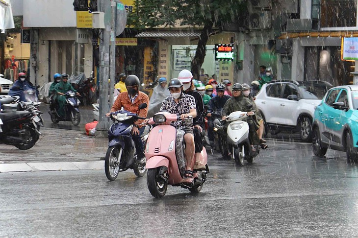 TP.HCM mưa tối trời, mây dông đen kịt từ cao nguyên Lâm Viên xuống mũi Cà Mau - Ảnh 2. mây dông - Ảnh 2.