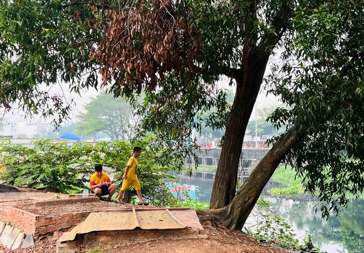 Đổi thay trên những xóm nhà cao cẳng TP.HCM - Kỳ 1: Thắp đèn kể chuyện kênh rạch xưa - Ảnh 3. Đổi thay trên những xóm nhà cao cẳng TP.HCM - Kỳ 1: Thắp đèn kể chuyện kênh rạch xưa - Ảnh 3.