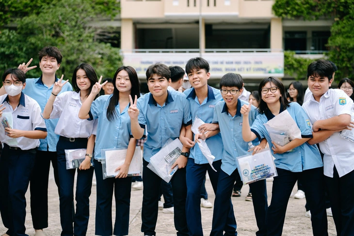 Đề toán thi vào lớp 10 TP.HCM, thí sinh đánh giá trái ngược nhau - Ảnh 7. lớp 10 - Ảnh 7.