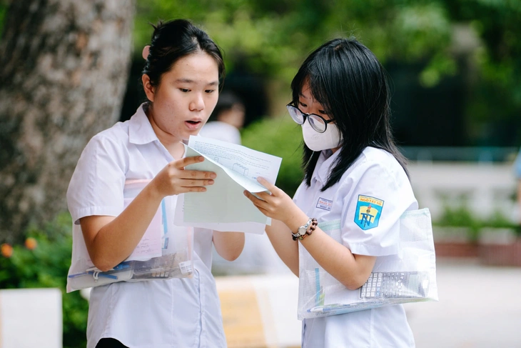 Đề toán thi vào lớp 10 TP.HCM, thí sinh đánh giá trái ngược nhau - Ảnh 3.