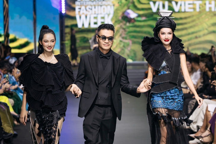 Hoa hậu Lê Hoàng Phương diễn kết màn Tuần lễ thời trang quốc tế Việt Nam - Ảnh 1. Tuần lễ thời trang quốc tế Việt Nam - Ảnh 1.