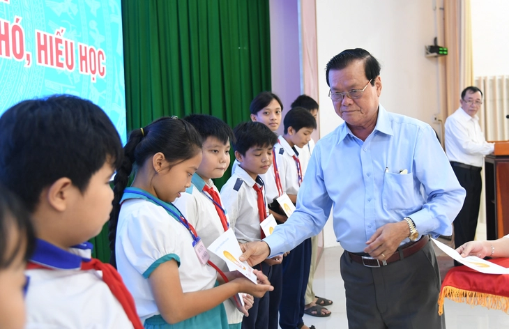 Trao 230 suất học bổng cho học sinh nghèo hiếu học ở Kiên Giang Trao 230 suất học bổng cho học sinh nghèo hiếu học ở Kiên Giang