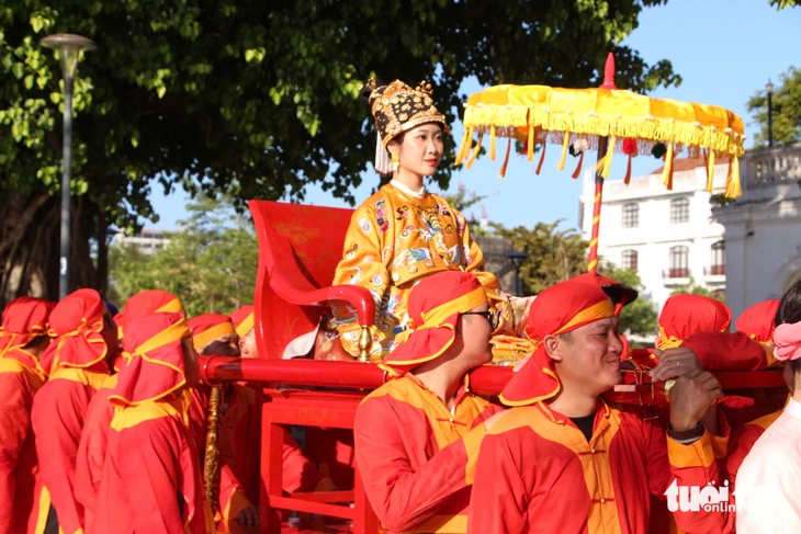 Cố đô Huế rực sắc với cả ngàn bộ cổ phục Việt diễu phố CỔ PHỤC - Ảnh 1.