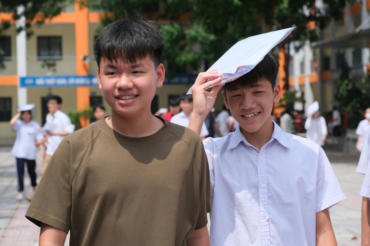 Đề thi toán lớp 10 Hà Nội 'vừa sức', thí sinh tươi rói ra về - Ảnh 3. lớp 10 - Ảnh 3.