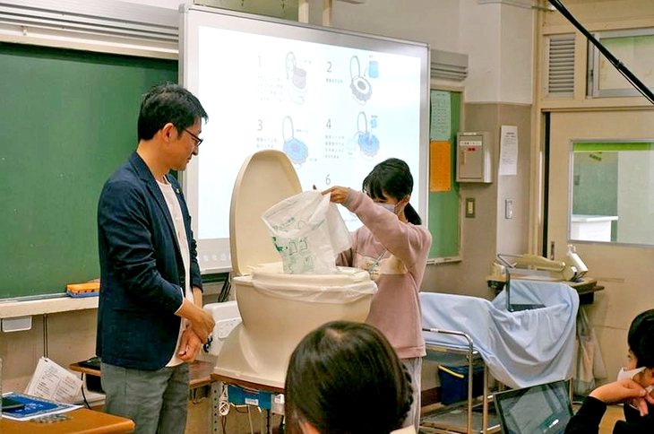 Nhật Bản đối mặt ‘khủng hoảng nhà vệ sinh’ sau thảm họa - Ảnh 1.