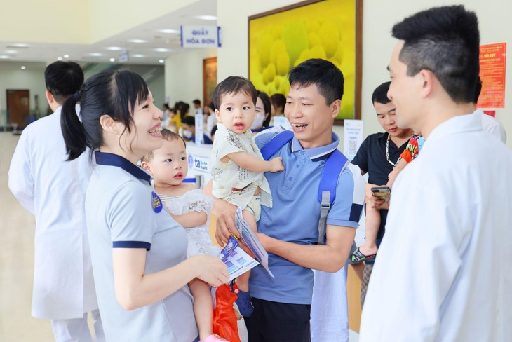 Hàng trăm trẻ sinh ra từ kỹ thuật hỗ trợ sinh sản được khám sức khỏe miễn phí - Ảnh 2.