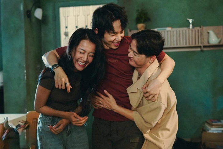 Dưới đáy hồ vượt mặt Doraemon, ngoại truyện John Wick - Ballerina gây thất vọng - Ảnh 1. Dưới đáy hồ - Ảnh 1.