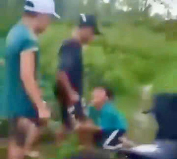 đánh hội đồng - Ảnh 1.