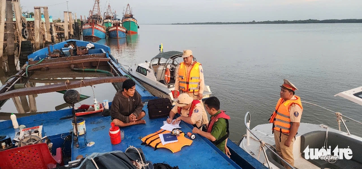 Bắt giữ 9 tàu khai thác cát trái phép trên sông Tiền - Ảnh 1.