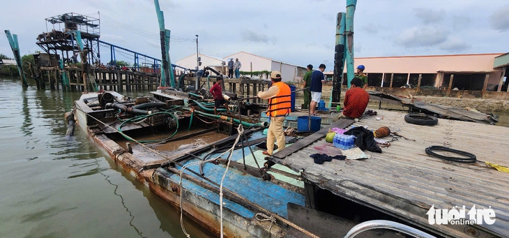 Bắt giữ 9 tàu khai thác cát trái phép trên sông Tiền - Ảnh 4.