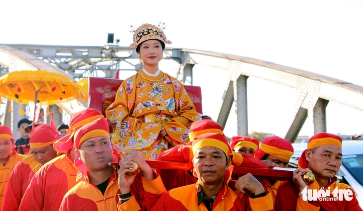 Tranh cãi chuyện tái hiện hình ảnh Nam Phương hoàng hậu ngồi kiệu do... đội mai táng khiêng - Ảnh 1.