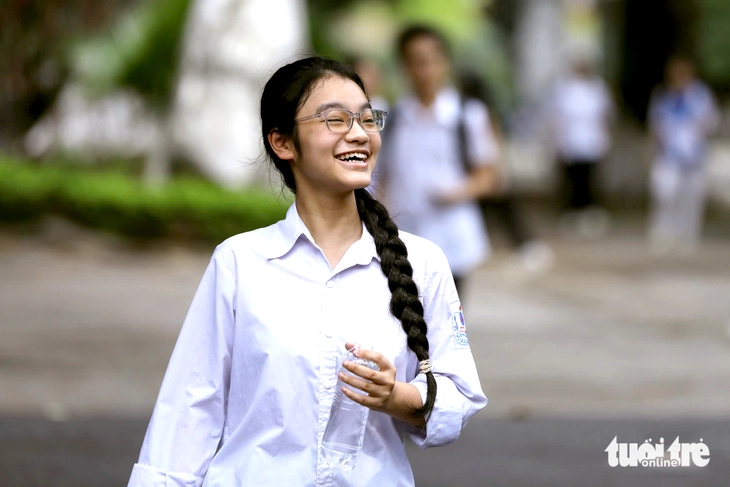 Đề thi văn vào lớp 10 chuyên ở Hà Nội về 'ánh sáng riêng bên trong mỗi người' - Ảnh 1.