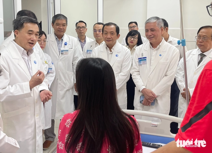 Ê kíp thông tim bào thai cho sản phụ người Singapore nhận bằng khen của bộ trưởng Bộ Y tế - Ảnh 1.