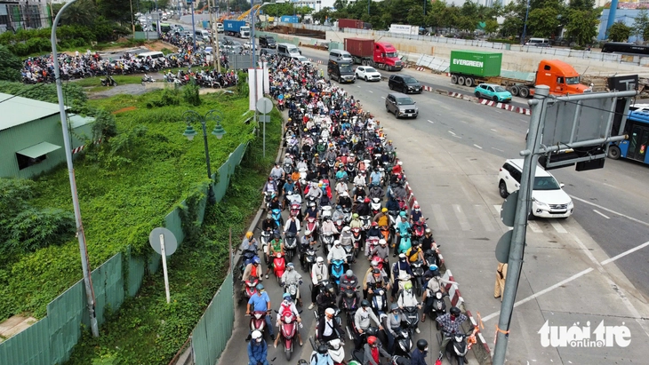 Kẹt xe đường song hành cao tốc sáng 9-6, đơn vị chức năng đưa ra phương án 'gỡ rối' - Ảnh 1.