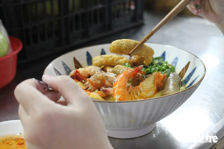 Bánh canh cua Châu Lan giá lên đến 120.000 đồng một tô có gì đặc biệt? - Ảnh 4. bánh canh cua - Ảnh 4.