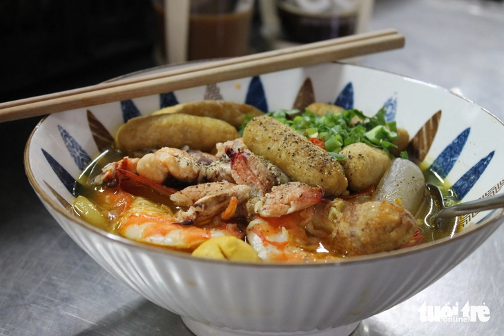 Bánh canh cua Châu Lan giá lên đến 120.000 đồng một tô có gì đặc biệt? - Ảnh 1. Bánh canh cua Châu Lan chợ Bình Tây nức tiếng gần nửa thế kỷ - Ảnh 1.